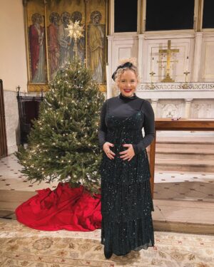 Amanda Jane Cooper Instagram - Concert season! Honored to sing for @cityrelief with @brandnewnyla, @louisjfernandez & The Bobby Lewis Ensemble. Swipe for gloryyy and a surprise visitor. 

Accompaniment by @elisauerkraut 
“Daughter of The King” by @jamiegraceh 
Jewelry by @marrincostellojewelry 
Maternity sparkles by @nuuly
