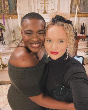 Amanda Jane Cooper Instagram - Concert season! Honored to sing for @cityrelief with @brandnewnyla, @louisjfernandez & The Bobby Lewis Ensemble. Swipe for gloryyy and a surprise visitor. 

Accompaniment by @elisauerkraut 
“Daughter of The King” by @jamiegraceh 
Jewelry by @marrincostellojewelry 
Maternity sparkles by @nuuly