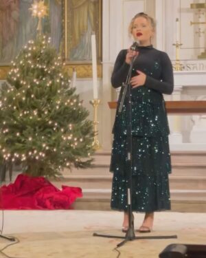 Amanda Jane Cooper Instagram - Concert season! Honored to sing for @cityrelief with @brandnewnyla, @louisjfernandez & The Bobby Lewis Ensemble. Swipe for gloryyy and a surprise visitor. 

Accompaniment by @elisauerkraut 
“Daughter of The King” by @jamiegraceh 
Jewelry by @marrincostellojewelry 
Maternity sparkles by @nuuly