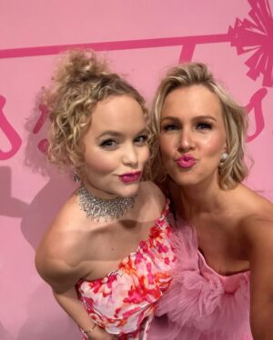 Amanda Jane Cooper Instagram - Pink goes good with green! Thank you @wicked_musical for reuniting us Galindafied gals at the thrillifying 20th Anniversary Pink Performance. 🫧

Please enjoy the truly chaotic final slide. 🙈

Photos 2, 5 & 7 by @chadkrausphoto
Other photos by @coreysteinfast