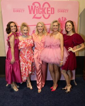 Amanda Jane Cooper Instagram - Pink goes good with green! Thank you @wicked_musical for reuniting us Galindafied gals at the thrillifying 20th Anniversary Pink Performance. 🫧

Please enjoy the truly chaotic final slide. 🙈

Photos 2, 5 & 7 by @chadkrausphoto
Other photos by @coreysteinfast