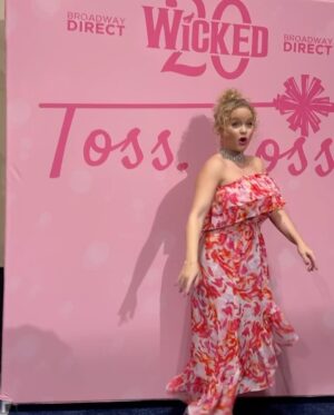 Amanda Jane Cooper Instagram - Pink goes good with green! Thank you @wicked_musical for reuniting us Galindafied gals at the thrillifying 20th Anniversary Pink Performance. 🫧

Please enjoy the truly chaotic final slide. 🙈

Photos 2, 5 & 7 by @chadkrausphoto
Other photos by @coreysteinfast