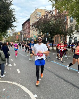 Amanda Jane Cooper Instagram - Always the best day in New York. He’s done it again! 16th marathon overall and 9th consecutive @nycmarathon. 🗽

So moved. So grateful. Way to go @andrewbellnyc. 

Plus bagels and boisterous cheering with @anniefdowns, @meredithtoering & MY MOM! 

Jewelry by @marrincostellojewelry
