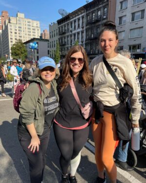 Amanda Jane Cooper Instagram - Always the best day in New York. He’s done it again! 16th marathon overall and 9th consecutive @nycmarathon. 🗽

So moved. So grateful. Way to go @andrewbellnyc. 

Plus bagels and boisterous cheering with @anniefdowns, @meredithtoering & MY MOM! 

Jewelry by @marrincostellojewelry
