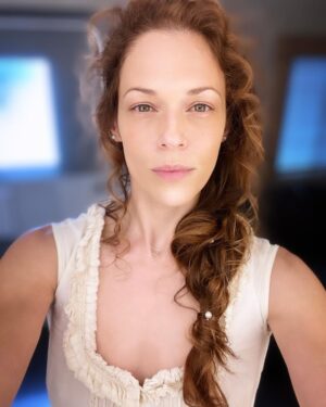 Amanda Righetti Instagram - In between filming scenes on the set of Far Haven, an 1880s western about redemption. Available on dvd and @primevideo Tuesday 1/9/24 link in bio #fb #bts #farhaven #farhavenmovie