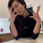 Amanda Zhou Instagram - About last Lunar New Year weekend…this is my dumpling choreography take on this trend? Was tempted to swing the flour roll around my neck. Don’t forget to add water to the meat and keep mixing (in one direction) to get that softer filling texture. Whip it like how Sooram whips that belt. #dprian #sooram #lunarnewyear2024 #dumplingsfordays #dumpling
