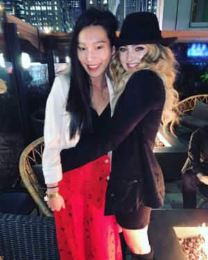 Amanda Zhou Instagram - It’s the #jennserenacombo 
@willowshields .
.
.
.
#combination #duo #spinningoutnetflix #netflix #wrapparty