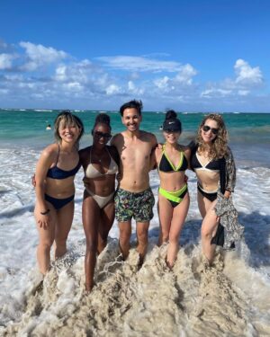 Amanda Zhou Instagram - Crew ❤️🏝 Photo Dump 1