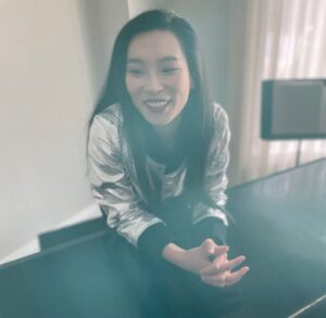 Amanda Zhou Instagram - Loving the good vibes🌺