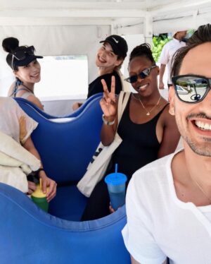 Amanda Zhou Instagram - Crew ❤️🏝 Photo Dump 1