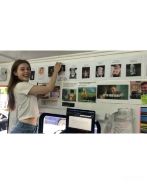 Amelia Gething Instagram - Emily is in out now in theatres in the U.S! 🍿🎞️
To celebrate, here’s some fun BTS with some fun people 💜
