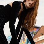 Amelia Gething Instagram - @folie.magazine extras 🖤 📸 : @jwhitmorephoto 💇🏼‍♀️ : @daynavaughanteague.hair 👗 : @grace_this_is_this 💄 : @fabiosarramakeup