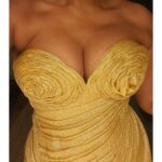 Amie Bramme Sey Instagram – Tack @emeliejanrell för att du skapade denna otroliga klänning! Vem vill inte ha gyllne rosor (kanelbullar?) som bröst?! 💕 🌹