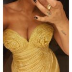 Amie Bramme Sey Instagram – Tack @emeliejanrell för att du skapade denna otroliga klänning! Vem vill inte ha gyllne rosor (kanelbullar?) som bröst?! 💕 🌹