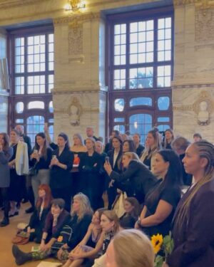 Amie Bramme Sey Instagram - Organisationen Storasyster uppmärksammar årsdagen för #MeToo med att för första gången dela ut priset till "Årets Storasyster". 

I år gick priset till Gun Heimer, överläkare och professor i kvinnomedicin. Gun prisas för hennes livslånga arbete med personer som blivit utsatta för sexuellt våld. 

Tack @storasyster_org för att ni förde samman oss alla ikväll, blev rörd när jag såg så många kvinnor vars arbete och livsresor jag följt under så många år. Personer som man har kämpat sida vid sida med under mer aktivistiska dagar. Och såklart ni på Storasyster, som varje dag kämpar för ett samhälle fritt från sexuella hit, tvång och våld. 

Tack ❤️