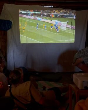 Amie Bramme Sey Instagram - En sommar i fotbollströja, med maneter i händerna och tusen till runt fötterna. Lät Isak vinna över mig på 21an (för husefriden). Enda trista var nog att jag aldrig satte den där bollen men annars - Gotland ILY 💘