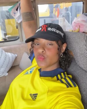 Amie Bramme Sey Instagram - En sommar i fotbollströja, med maneter i händerna och tusen till runt fötterna. Lät Isak vinna över mig på 21an (för husefriden). Enda trista var nog att jag aldrig satte den där bollen men annars - Gotland ILY 💘