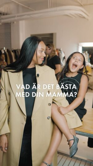 Amie Bramme Sey Instagram - Tälta ute i skogen står högst upp på Eiras önskelista över saker att få göra tillsammans med mamma Amie! ⛺️ 

Amie och Eira berättade om sin relation när de fotograferades för ELLEs nya kärleksnummer ihop. 🥹
 
🎥: Fanny Örnberg @fannyornberg & Ankar Anwar @ankaranwars