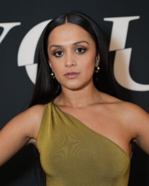 Amy-Leigh Hickman Instagram - You season 4 part 2 now streaming. Thank you @bafta for a beautiful evening ❤️ @younetflix 

Make up: @justinejenkins 
Hair: @naradkutowaroo 
Styling: @krishanparmar_ 
Dress: @galvanlondon 
Shoes: @malonesouliers