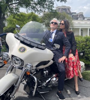 Amy Landecker Instagram - Well this just happened. #secretservice #ovaloffice