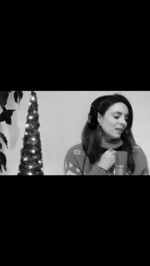 Amy Pemberton Instagram - Just sending love and light 💛 💫

The chorus of this song says it all… 

‘No more lives torn apart
Then wars would never start
And time would heal all hearts
And every one would have a friend
And right would always win
And love would never end ❤️’

-Amy Grant @davidfoster
