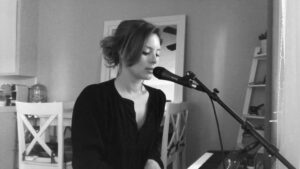 Amy Pemberton Instagram - The first time I heard the wonder that is @carlyrosemusic sing ‘Brokenhearted’ by @karminmusic it blew me away! ....Again...the concentration is real 🤣 .... buuuut singing is good for the soul and it’s always good to challenge yourself.... she says.... with all the shoulder shrugging and closed eyelids! 🤣🤦🏻‍♀️#wetrysohaaard #karmin #carlyrosesonenclar #brokenhearted #oneminutecover