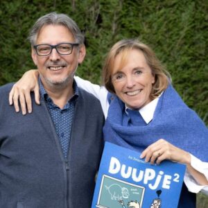 An Swartenbroekx Instagram - Dit is Geert. Mijn 'broerke'. Waarmee ik een zotte, creatieve en geëngageerde kindertijd heb doorgebracht. Een fantastische leerkracht die elke dag enthousiast voor zijn klas staat. Normaal gezien blijft hij liever buiten beeld. Maar omdat hij gelooft in DUUPJE 2 gaf @geert.swartenbroekx een eenmalig dubbelinterview in @story_magazine. 💙💙💙

@kinderboekenzijnzalig
@standaard_uitgeverij
@dieter.steenhaut
@terrebleueofficial