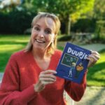 An Swartenbroekx Instagram - APETROTS! 🤩 Vandaag het 1ste exemplaar van DUUPJE 2 gekregen. 💙 Volgende week in de winkel. Nu al online te koop. @dieter.steenhaut #standaarduitgeverij #kinderboekenzijnzalig #lezenisleuk