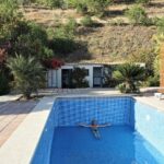An Swartenbroekx Instagram - Nog volop aan 't verbouwen. Vandaag in @story_magazine 🇪🇸🔆 Foto 1: Onze eerste badgast (de dikke pad hé) Foto 2: Voor Guido is het zwembad nu diep genoeg Foto 3: Daar gaat de pergola... Foto 4: Voorlopig slapen we nog in ons rijdend huisje. @decraeneguido