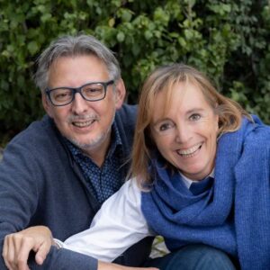 An Swartenbroekx Instagram - Dit is Geert. Mijn 'broerke'. Waarmee ik een zotte, creatieve en geëngageerde kindertijd heb doorgebracht. Een fantastische leerkracht die elke dag enthousiast voor zijn klas staat. Normaal gezien blijft hij liever buiten beeld. Maar omdat hij gelooft in DUUPJE 2 gaf @geert.swartenbroekx een eenmalig dubbelinterview in @story_magazine. 💙💙💙

@kinderboekenzijnzalig
@standaard_uitgeverij
@dieter.steenhaut
@terrebleueofficial