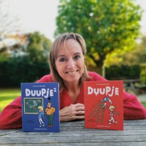 An Swartenbroekx Instagram - APETROTS! 🤩 Vandaag het 1ste exemplaar van DUUPJE 2 gekregen. 💙
Volgende week in de winkel. Nu al online te koop.
@dieter.steenhaut
#standaarduitgeverij #kinderboekenzijnzalig
#lezenisleuk