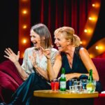 An Swartenbroekx Instagram - 'James de Musical' bracht onze Kampioenenfamilie eindelijk nog eens samen. Hartverwarmend! En natuurlijk gaat dat weer gepaard met de nodige misverstanden, zoals roddeljournalisten die interviews uitschrijven, die wij nooit gegeven hebben. Dus, even mijn verhaal. Ja, je zal merken dat ik een stemprobleem heb: spasmodische dysfonie. Daardoor schiet mijn stem te pas en te onpas alle kanten uit. Maar so what? Er zijn in de wereld wel grotere problemen hé. Ik ben gelukkig. En ik hoop jullie ook, bij het bekijken van de uitzending. En dat jullie af en toe eens kunnen lachen, ook met mijn spraakgebrek. ❤️ @jamescooke1984 @hermanverbruggen @dorianliv @marijn_devalck_balthasar_boma @niels_destadsbader @jaakvanassche @tutudesmondfrutu @jennes.bob