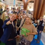 An Swartenbroekx Instagram - De boekvoorstelling van DUUPJE 3 was een succes! Met dank aan @hermanverbruggen @dieter.steenhaut en Door Swennen, een echte Duupjesfan. 💚 En nu: allen naar de winkel. 😀 Ook online te koop via deze link: https://www.bol.com/nl/nl/s/?searchtext=Duupje+3 @femkevanhoef #kinderboekenzijnzalig #standaarduitgeverij