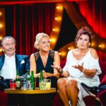 An Swartenbroekx Instagram - 'James de Musical' bracht onze Kampioenenfamilie eindelijk nog eens samen. Hartverwarmend! En natuurlijk gaat dat weer gepaard met de nodige misverstanden, zoals roddeljournalisten die interviews uitschrijven, die wij nooit gegeven hebben. Dus, even mijn verhaal. Ja, je zal merken dat ik een stemprobleem heb: spasmodische dysfonie. Daardoor schiet mijn stem te pas en te onpas alle kanten uit. Maar so what? Er zijn in de wereld wel grotere problemen hé. Ik ben gelukkig. En ik hoop jullie ook, bij het bekijken van de uitzending. En dat jullie af en toe eens kunnen lachen, ook met mijn spraakgebrek. ❤️ @jamescooke1984 @hermanverbruggen @dorianliv @marijn_devalck_balthasar_boma @niels_destadsbader @jaakvanassche @tutudesmondfrutu @jennes.bob