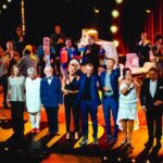 An Swartenbroekx Instagram - 'James de Musical' bracht onze Kampioenenfamilie eindelijk nog eens samen. Hartverwarmend! En natuurlijk gaat dat weer gepaard met de nodige misverstanden, zoals roddeljournalisten die interviews uitschrijven, die wij nooit gegeven hebben. Dus, even mijn verhaal. Ja, je zal merken dat ik een stemprobleem heb: spasmodische dysfonie. Daardoor schiet mijn stem te pas en te onpas alle kanten uit. Maar so what? Er zijn in de wereld wel grotere problemen hé. Ik ben gelukkig. En ik hoop jullie ook, bij het bekijken van de uitzending. En dat jullie af en toe eens kunnen lachen, ook met mijn spraakgebrek. ❤️ @jamescooke1984 @hermanverbruggen @dorianliv @marijn_devalck_balthasar_boma @niels_destadsbader @jaakvanassche @tutudesmondfrutu @jennes.bob