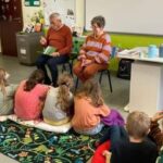 An Swartenbroekx Instagram - DUUPJE is meer dan een leesboek! En dat heeft het 5de leerjaar van de school 'Stap Voor Stap Hakendover' duidelijk bewezen. Ze organiseerden een voorleesweek waarbij grootouders voorlazen uit Duupje 1, 2 en 3, er werd toneel gespeeld (met Tuur als het perfecte Duupje), ... Bedankt juf @gittehoste en het hele schoolteam voor dit tof initiatief! En voor alle leerlingen: ik hoop dat jullie nooit het duupje zijn! ❤️ Misschien een tip voor andere scholen om dit voorbeeld te volgen? Stuur mij jullie foto's maar door! 🥰 #voorleesweek #kinderboekenzijnzalig #lezenisleuk @dieter.steenhaut