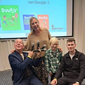 An Swartenbroekx Instagram - De boekvoorstelling van DUUPJE 3 was een succes! Met dank aan @hermanverbruggen @dieter.steenhaut en Door Swennen, een echte Duupjesfan. 💚
En nu: allen naar de winkel. 😀
Ook online te koop via deze link: 
https://www.bol.com/nl/nl/s/?searchtext=Duupje+3

@femkevanhoef
#kinderboekenzijnzalig 
#standaarduitgeverij