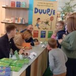 An Swartenbroekx Instagram - De boekvoorstelling van DUUPJE 3 was een succes! Met dank aan @hermanverbruggen @dieter.steenhaut en Door Swennen, een echte Duupjesfan. 💚 En nu: allen naar de winkel. 😀 Ook online te koop via deze link: https://www.bol.com/nl/nl/s/?searchtext=Duupje+3 @femkevanhoef #kinderboekenzijnzalig #standaarduitgeverij
