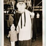 An Swartenbroekx Instagram - 6 december 1972. Een bang Anneke bij de Sint... 😁