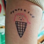 Ana Markl Instagram – Foi um ano cheio de decisões importantes, como a de fazer esta tatuagem a relembrar-me todos os dias aquilo que realmente importa: gelados. 

Bom Ano! 🩷

(Uma ideia concretizada pela maravilhosa @baby.asteroid na @fiasco.lisboa)