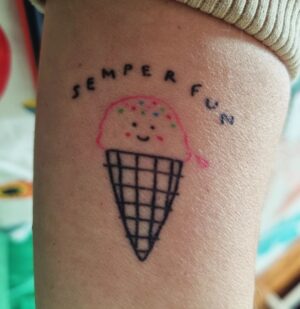 Ana Markl Instagram - Foi um ano cheio de decisões importantes, como a de fazer esta tatuagem a relembrar-me todos os dias aquilo que realmente importa: gelados. 

Bom Ano! 🩷

(Uma ideia concretizada pela maravilhosa @baby.asteroid na @fiasco.lisboa)