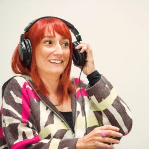 Ana Markl Instagram - Credo! A mulher agora não pára de se despedir? Isto já parece a eternamente derradeira digressão do Phil Collins.

Pois bem, serve este post para vos dizer que está disponível o último episódio da minha colaboração com a @fundacao_ffms: o podcast [In]Pertinente sobre Sociedade.

Tenho de admitir que este foi dos episódios que mais gozo me deu fazer nos últimos tempos. Fala de culturas juvenis, algo que me diz muito porque sou uma velha gaiteira. 

A verdade é que não gostava de ser jovem e saber o que sei hoje. Estou bem assim e, como diziam os outros, "the kids are alright": os miúdos estão bem também. A juventude não é desperdiçada nos jovens e o nosso tempo não era melhor que o deles.

Respeitem e amem cada pessoa em todas as fases da sua vida.

Obrigada à @ffms e a todos os especialistas que tanto me ensinaram.

O [In]Pertinente continua.