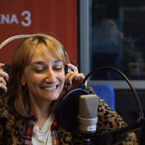 Ana Markl Instagram - Várias fotos de phones.

#diamundialdaradio