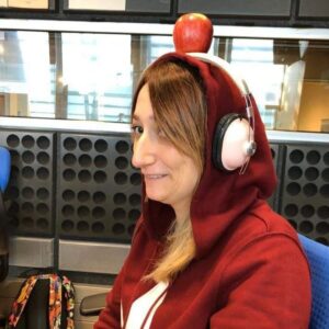Ana Markl Instagram - Várias fotos de phones.

#diamundialdaradio