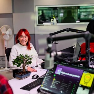 Ana Markl Instagram - Há trabalhos que não merecem amor, claro que há - porque nos drenam e nos exploram. Mas a rádio, no horário da manhã em particular, é um trabalho de amor, não pode ser de outra forma. Acordar às 5h30 todos os dias dói. Mas, como diria o meu primeiro companheiro das Manhãs da 3, o Luís Oliveira, lixado é ser mineiro. Ele não diz é "lixado".

Mas é muito fácil perdermos o interesse por qualquer trabalho, por mais que gostemos dele: basta deixarmo-nos minar pela espuma dos dias. O entusiasmo que esbarra na falta de vontade ou na falta de meios, o ar condicionado que não funciona, a empregada do bar que acordou mal disposta, a auto-sabotagem dos egos - enfim, as pequenas questiúnculas do quotidiano. 

Isto é exactamente como numa relação: se só ligarmos às meias espalhadas pelo chão, não há amor que resista. Ao longo destes 8 anos de manhãs, apanhei algumas meias. Mas a maior parte do tempo foi de pura alegria. Foi missão. Muito divertido, muito gratificante. Muitas vezes, foi um verdadeiro milagre.

Isto é muito intenso. É impossível fazer-se isto sem paixão e ainda por cima a Antena 3 deu-me uma liberdade proporcional à paixão. E daí adveio também uma enorme responsabilidade. 

É que vocês, ouvintes, são as primeiras pessoas com quem falamos. E temos o dever de vos providenciarmos uma alegria que, muitas vezes, não temos em nós. Isso faz com que, a nível de equipa, as manhãs de uma rádio sejam um team building natural. Somos almofadas uns dos outros... mas também somos sacos de pancada.

Eu não quero ceder ao marasmo da dita espuma dos dias, mas também já não preciso de tanta intensidade. Preciso de descansar. Preciso de fazer outras coisas. De ter energia para o meu filho.

Oito anos passaram num instante e numa eternidade: parece que foi ontem que estava numa piscina, numa noite de verão, a pensar que dali a dias começava a fazer manhãs na Antena 3 e lá se acabava a má vida.
Entretanto, houve alegrias, tragédias, nascimentos e mortes, abraços e zangas. E uma pandemia pelo meio. Sobrevivemos.

Eu dei muito amor a este trabalho e vou-me embora porque sinto que não tenho mais amor para lhe dar.

Obrigada ❤️