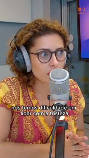 Ana Markl Instagram - Abro aqui um abaixo assinado pelo 💛Direito a estar Triste e/ou Chorar💛

Algo tão evitado e que levanta tantos constrangimentos mas que é absolutamente adaptativo e necessário à aprendizagem da regulação emocional.

Quem assina também? 🙋🏽‍♀️🙋🏽‍♀️🙋🏽‍♀️