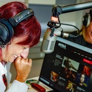 Ana Markl Instagram - Hoje, recupero a rubrica com que me estreei na @antena3rtp: Os Audiogésicos da Doutora Ana Correia. 

É coisa simples: os ouvintes mandam os seus problemas e eu receito uma música. Automediquei-me toda a vida e acho que, dentro do género, até correu bem. Pode ser que também corra bem convosco.