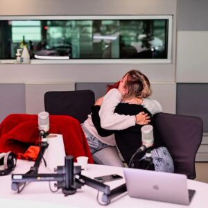 Ana Markl Instagram - Há trabalhos que não merecem amor, claro que há - porque nos drenam e nos exploram. Mas a rádio, no horário da manhã em particular, é um trabalho de amor, não pode ser de outra forma. Acordar às 5h30 todos os dias dói. Mas, como diria o meu primeiro companheiro das Manhãs da 3, o Luís Oliveira, lixado é ser mineiro. Ele não diz é "lixado".

Mas é muito fácil perdermos o interesse por qualquer trabalho, por mais que gostemos dele: basta deixarmo-nos minar pela espuma dos dias. O entusiasmo que esbarra na falta de vontade ou na falta de meios, o ar condicionado que não funciona, a empregada do bar que acordou mal disposta, a auto-sabotagem dos egos - enfim, as pequenas questiúnculas do quotidiano. 

Isto é exactamente como numa relação: se só ligarmos às meias espalhadas pelo chão, não há amor que resista. Ao longo destes 8 anos de manhãs, apanhei algumas meias. Mas a maior parte do tempo foi de pura alegria. Foi missão. Muito divertido, muito gratificante. Muitas vezes, foi um verdadeiro milagre.

Isto é muito intenso. É impossível fazer-se isto sem paixão e ainda por cima a Antena 3 deu-me uma liberdade proporcional à paixão. E daí adveio também uma enorme responsabilidade. 

É que vocês, ouvintes, são as primeiras pessoas com quem falamos. E temos o dever de vos providenciarmos uma alegria que, muitas vezes, não temos em nós. Isso faz com que, a nível de equipa, as manhãs de uma rádio sejam um team building natural. Somos almofadas uns dos outros... mas também somos sacos de pancada.

Eu não quero ceder ao marasmo da dita espuma dos dias, mas também já não preciso de tanta intensidade. Preciso de descansar. Preciso de fazer outras coisas. De ter energia para o meu filho.

Oito anos passaram num instante e numa eternidade: parece que foi ontem que estava numa piscina, numa noite de verão, a pensar que dali a dias começava a fazer manhãs na Antena 3 e lá se acabava a má vida.
Entretanto, houve alegrias, tragédias, nascimentos e mortes, abraços e zangas. E uma pandemia pelo meio. Sobrevivemos.

Eu dei muito amor a este trabalho e vou-me embora porque sinto que não tenho mais amor para lhe dar.

Obrigada ❤️