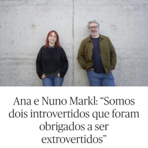 Ana Markl Instagram - Ontem, passou por mim uma simpática fã que, apesar de mostrar que conhecia e apreciava o meu trabalho, me chamou apenas "irmã do Markl". 

Para mim, essa expressão significa duas coisas: um enorme orgulho no meu irmão e uma confusão do caraças na percepção da minha própria imagem.

Ultrapassada a questão psicanalítica, a bonita entrevista que demos ao @publicoimpar reflecte sobre o Natal, a família e este amor de irmãos que se manifesta em criatividade e partilha de gostos desde sempre 💜