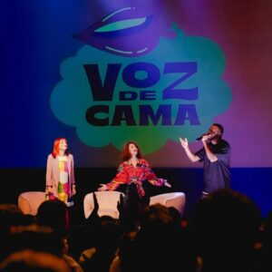 Ana Markl Instagram - O primeiro de muitos Voz de Cama ao Vivo 🥹💜

É uma alegria trabalhar com esta luzinha brilhante que é a @taniiagraca, perceber pelo nosso público a importância que temos nas suas vidas e contar com a participação incrivelmente generosa dos nossos convidados.

Ontem, a @jessica_athayde deu um show de franqueza e mostrou a força da vulnerabilidade. Depois, o @dinodsantiago deu-nos uma lição cheia de coração. E cantou para nós, que honra do caraças. Acabou tudo a dançar com os pêlos da nuca arrepiadinhos de emoção. 

Obrigada 💜

(Fotos da @catarinapeixoto.mov)

#vozdecama
@antena3rtp 
@fproducao
@teatromariamatos